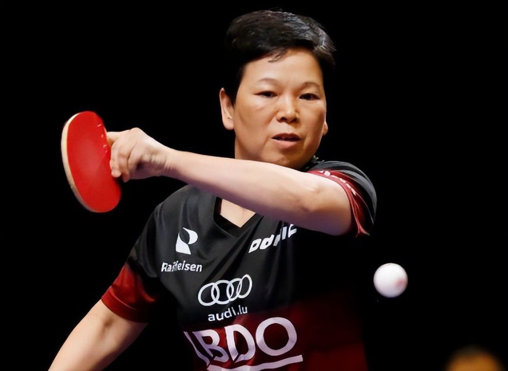 古早期“邦女郎”：被动的受保护者古早期“邦女郎”：被动的受保护者古早期的“邦女郎”主角往往是行动力远逊于邦德的被拯救者，虽然二战结束后，西方女性已经迈出了接受更高层次教育、步入社会工作的第一步，但仍然被视为职场边缘角色，这种受时代局限的认知也体现在“邦女郎”与邦德的关系中。